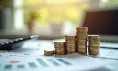 Bureau professionnel avec pièces et calculatrice pour investissement