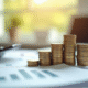Bureau professionnel avec pièces et calculatrice pour investissement